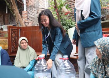 Galon Bekas Jadi Komposter, MMD UB Ajak PKK di Desa Langlang Olah Sampah Dapur