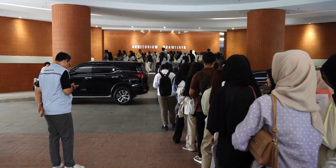 Ratusan Mahasiswa Baru UB Antusias Ambil Jas Almamater Jelang PKKMB