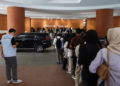 Ratusan Mahasiswa Baru UB Antusias Ambil Jas Almamater Jelang PKKMB