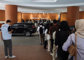 Ratusan Mahasiswa Baru UB Antusias Ambil Jas Almamater Jelang PKKMB