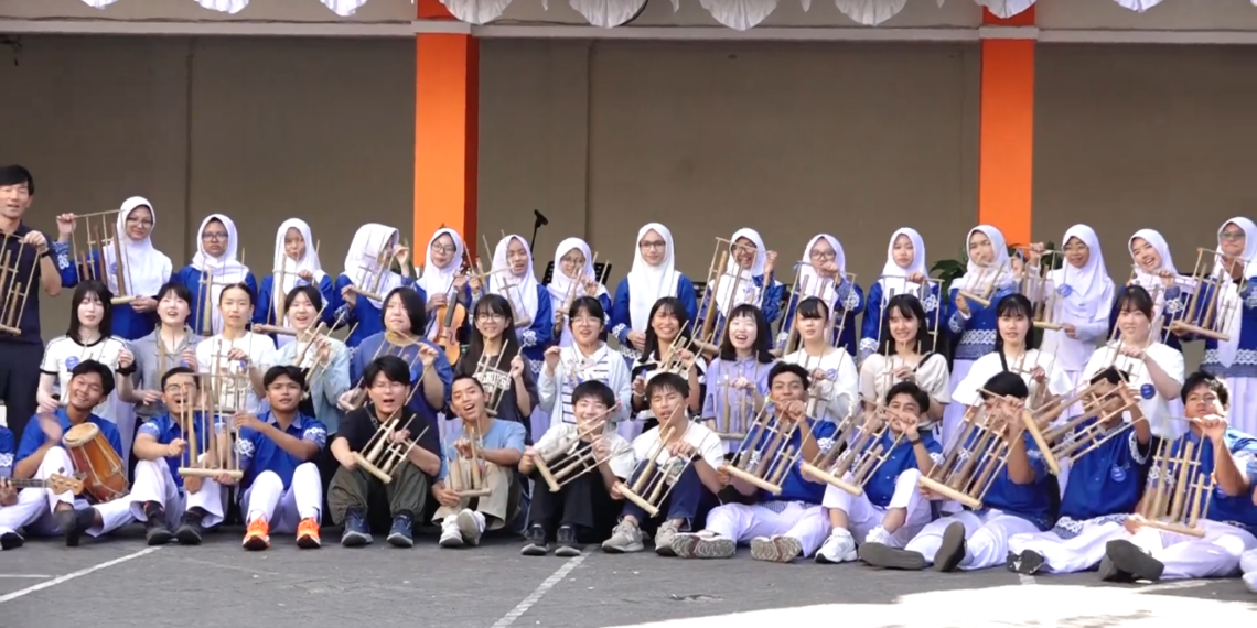 Siswa Jepang Bawa Pulang Angklung Bertuliskan Aksara Jawa