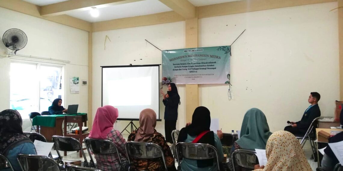 Mahasiswa FTAB UB Edukasi Penjernihan Minyak Jelantah Berbasis Kunyit