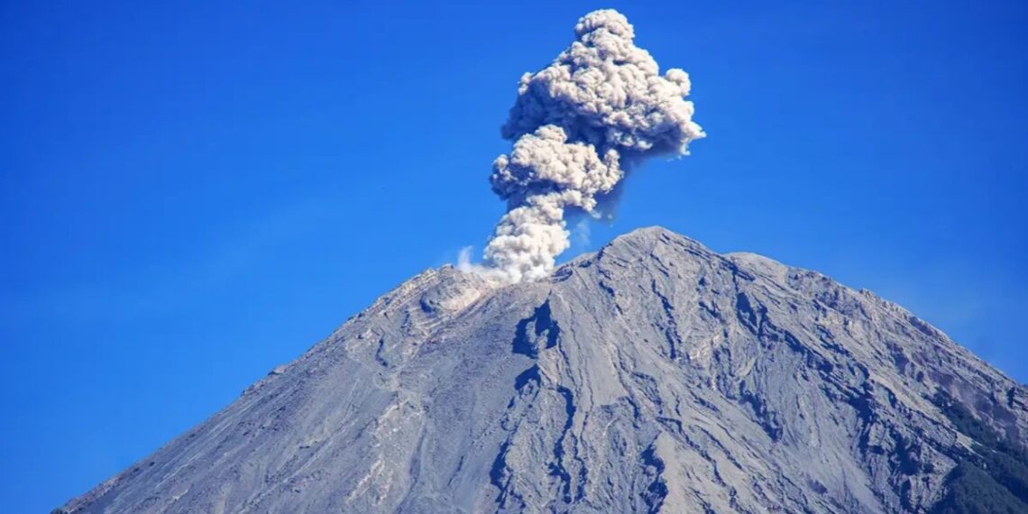 Tiga Gunung Api Erupsi Beruntun