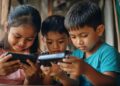 Kebanyakan Main HP? Ini Dampaknya bagi Kamu