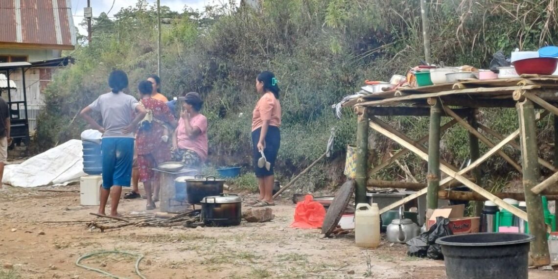 Nyaris Sebulan, Warga Gempa NTT Masih Kekurangan Terpal