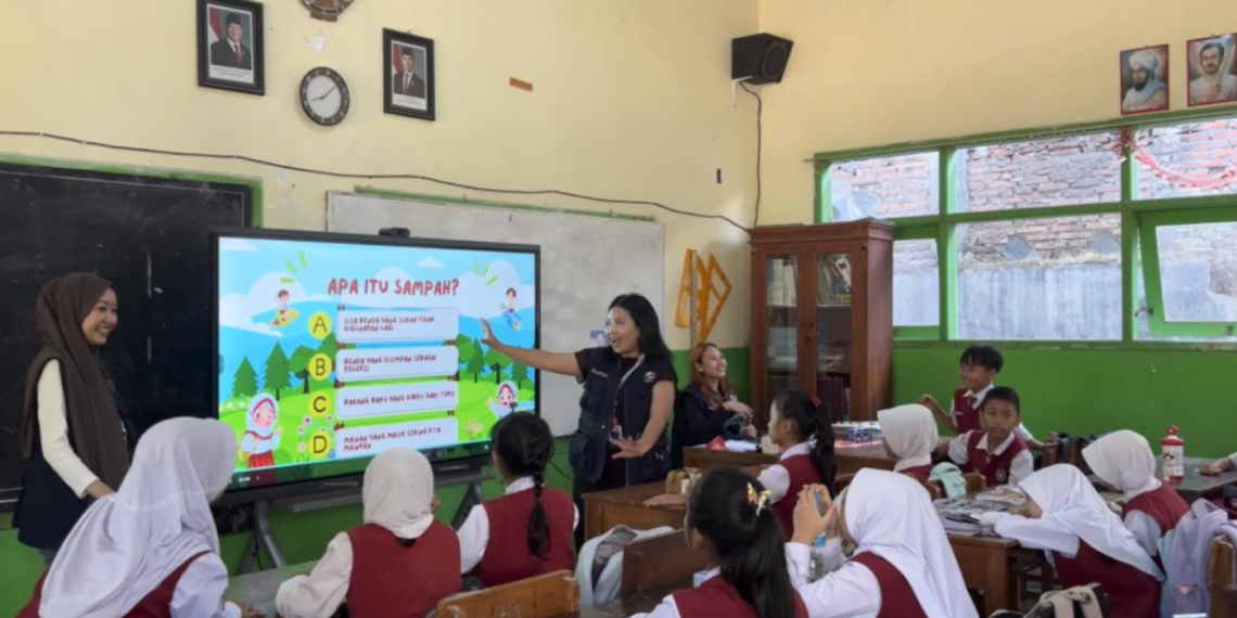 Lewat Bank Sampah Mini, MMD UB 18 Ajarkan Siswa Pilah Sampah Sejak Dini