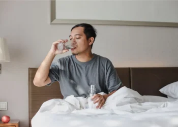 Minum Air Putih Usai Bangun Tidur, Ini Manfaatnya