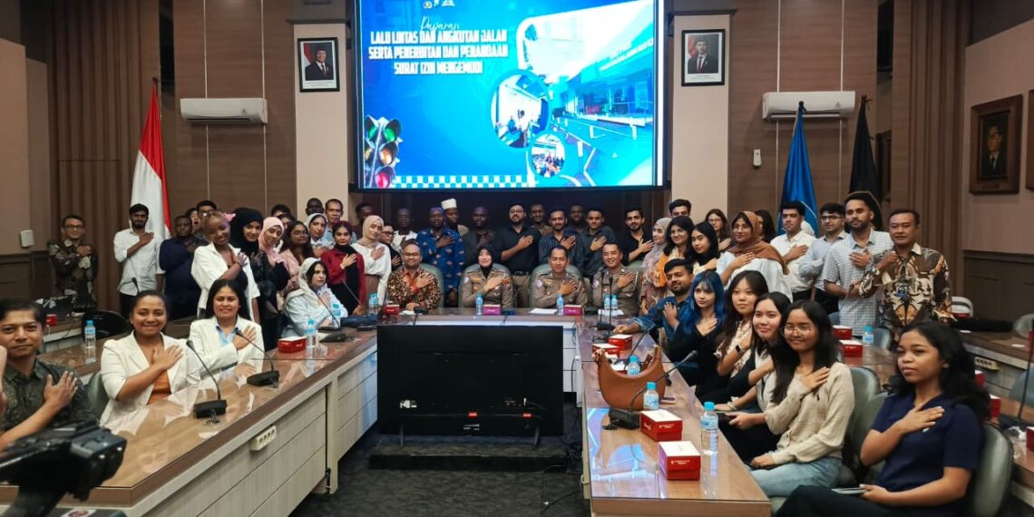 Mahasiswa Asing UB Dibekali Aturan Imigrasi dan Lalu Lintas