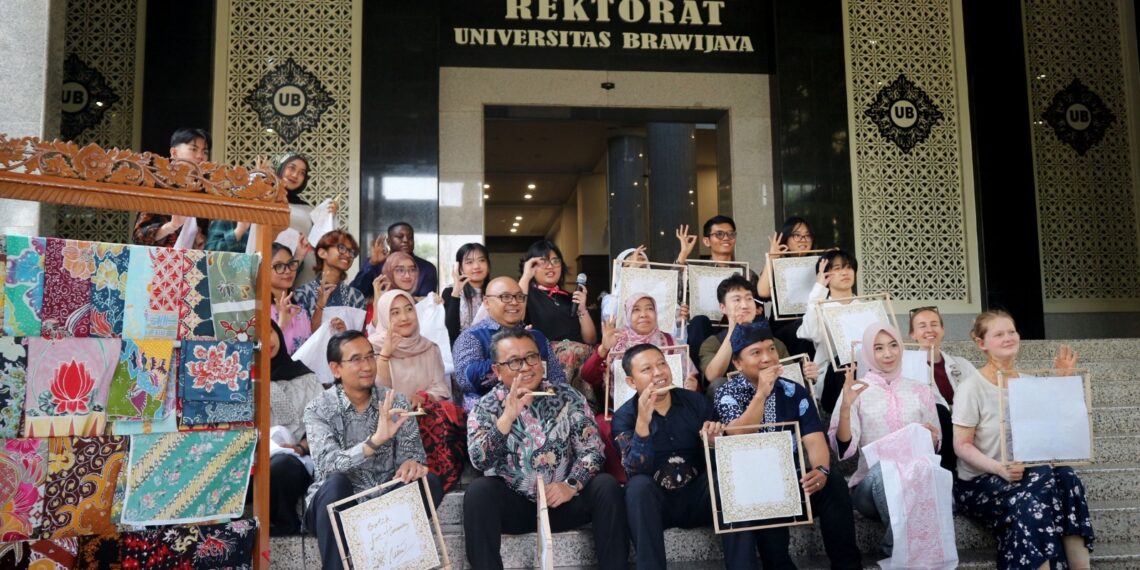 FIB UB Ajak Generasi Muda Kenali Proses Batik Tulis