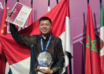 Skor Sempurna 100, Mahasiswa UB Raih Medali Emas Olimpiade Keamanan Finansial di Rusia